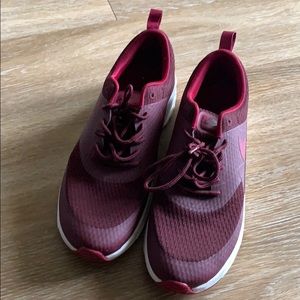 Maroon Nike Thea. Size 10. Like new.